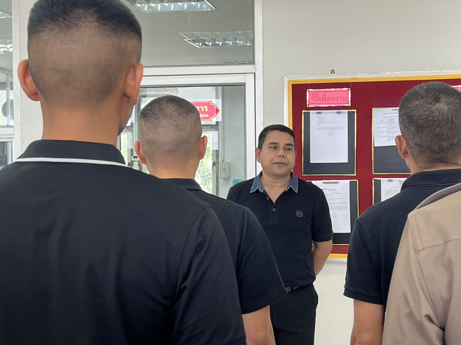S__44171291_0 สว.อก.ฯ ตรวจสอบความพร้อมเครื่องแต่งกาย ทรงผม ชี้แจงข้อราชการ กำชับการปฏิบัติการลงข้อมูลในระบบ JIS